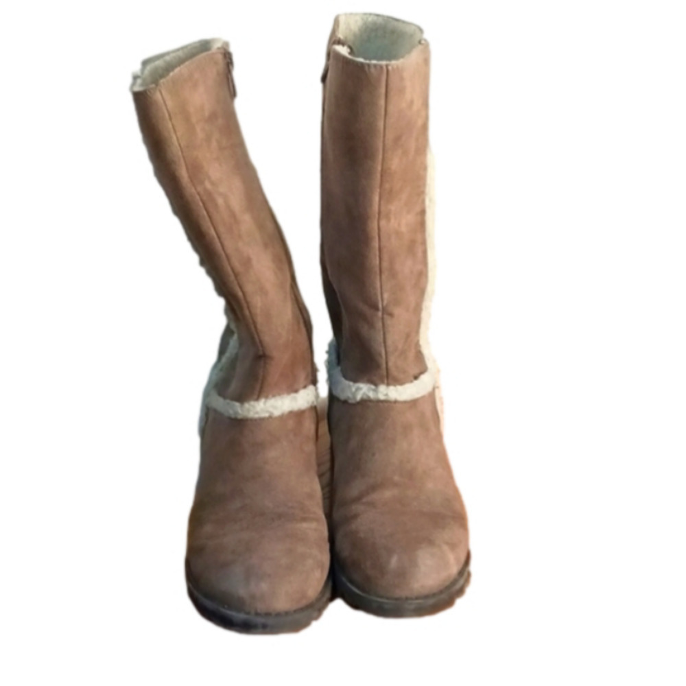 AMERICAN Eagle Suede Size 5 Boots in box 35